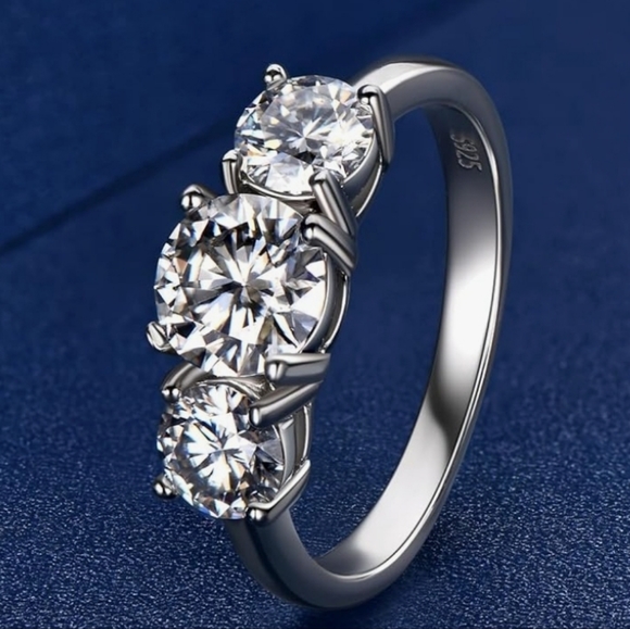 NIB Certified 2CT CENTER, 3 STONE 6CWT Diamond MOISSONITR RING 18kg/925 - Picture 3 of 12